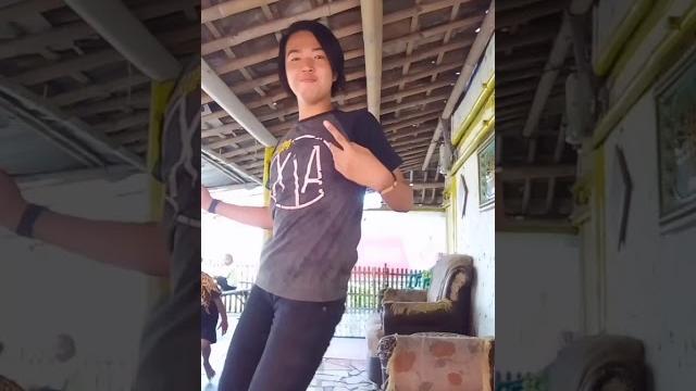 Shelin bantu viral goyang ngebor Shelin bantu viral goyang ngebor