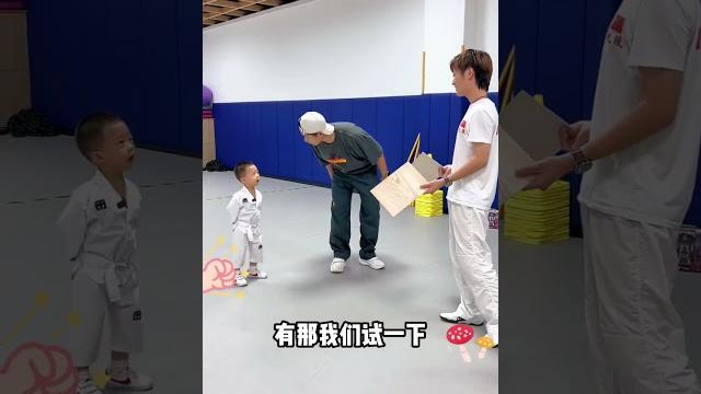 两岁小孩一脚踢两块木板 #shorts #日常 #挑战 #亲子 #生活 两岁小孩一脚踢两块木板 #shorts #日常 #挑战 #亲子 #生活