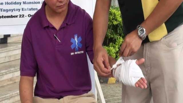 Open vertical hand wound using triangular bandage Open vertical hand wound using triangular bandage