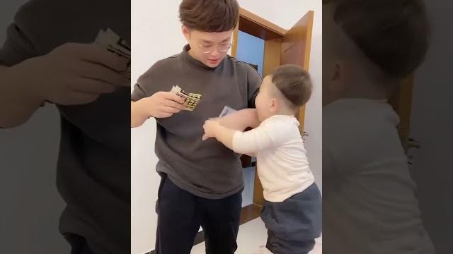 茶茶给爸爸上了一课,人类幼崽太聪明了!#萌娃#搞笑#人类幼崽#爸爸带娃#可爱宝宝#cute baby 茶茶给爸爸上了一课,人类幼崽太聪明了!#萌娃#搞笑#人类幼崽#爸爸带娃#可爱宝宝#cute baby