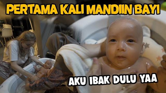 Bathing dede baby for the first time, this is baby elzan so cute‼️ this is dewi, why is panic? Bathing dede baby for the first time, this is baby elzan so cute‼️ this is dewi, why is panic?