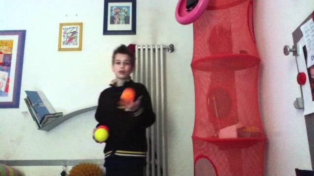 Video lezione di giocoleria con 3 palline Video lezione di giocoleria con 3 palline