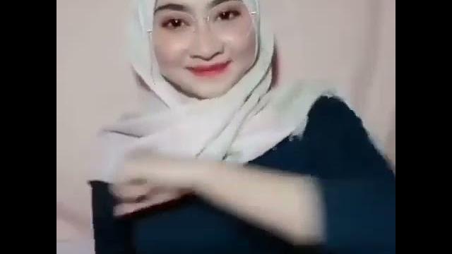 Jilbab pegang susu gede Jilbab pegang susu gede