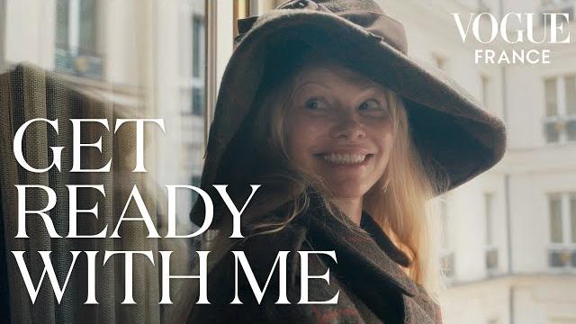 A makeup-free pamela anderson gets ready for the vivienne westwood show l vogue france A makeup-free pamela anderson gets ready for the vivienne westwood show l vogue france
