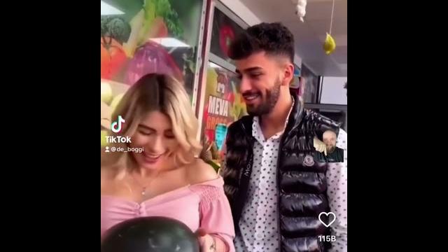 Cam silme sesi gibi gülen kadın Cam silme sesi gibi gülen kadın