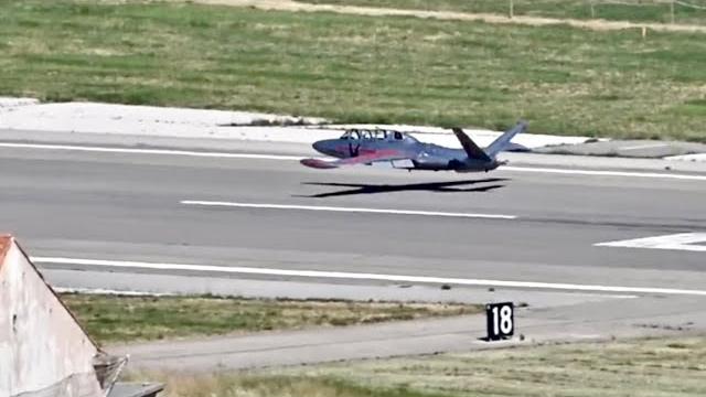Fighter pilot forgets landing gear Fighter pilot forgets landing gear
