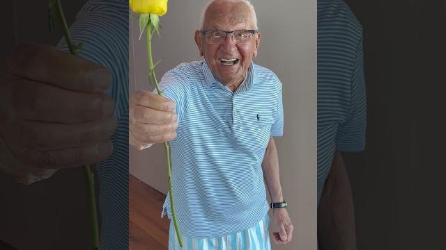 Heartwarming gesture – a flower for my fans #shorts Heartwarming gesture – a flower for my fans #shorts