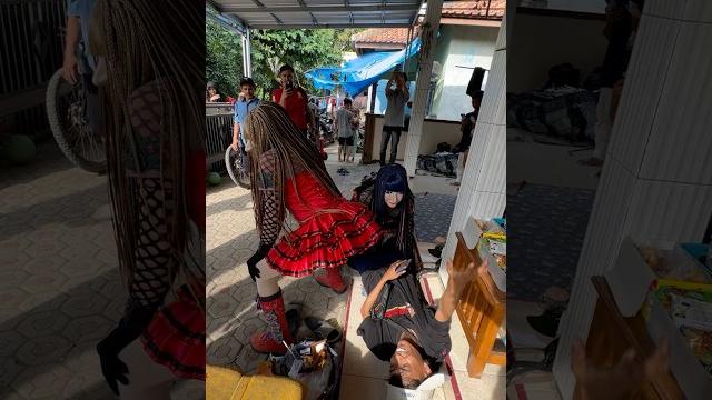 Bos beko menikmati goyangan dua cewek cantik Bos beko menikmati goyangan dua cewek cantik