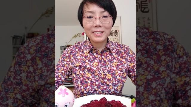 春姐今天做了好吃的水果粥主料有:草莓+樱桃+蓝莓+酸醋粒+白糖。 春姐今天做了好吃的水果粥主料有:草莓+樱桃+蓝莓+酸醋粒+白糖。
