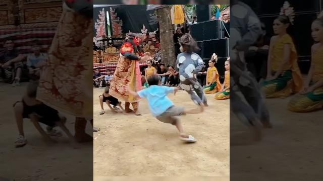 Kasihan banget ya. bocil ini jatuh gara-gara entul gwsm Kasihan banget ya. bocil ini jatuh gara-gara entul gwsm