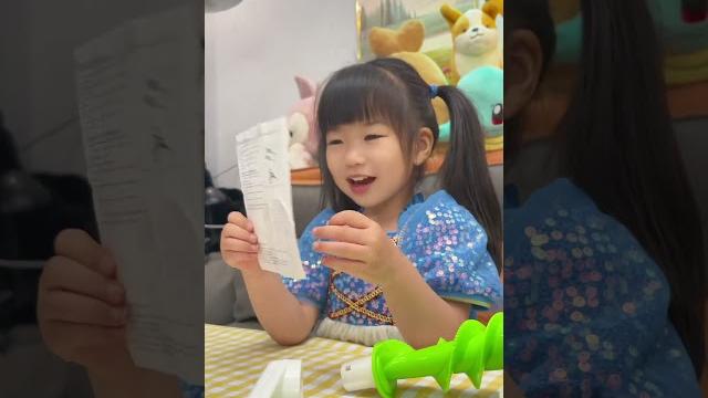 團榨西瓜汁 小朋友不能喝飲料,可以喝鮮榨的果汁!tuantuan squeezes watermelon juice, children cannot drink the drink#亲子互动 #萌娃 團榨西瓜汁 小朋友不能喝飲料,可以喝鮮榨的果汁!tuantuan squeezes watermelon juice, children cannot drink the drink#亲子互动 #萌娃