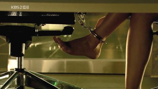 Korean actress kim tae hee in leg irons | 金泰希戴腳銬 Korean actress kim tae hee in leg irons | 金泰希戴腳銬