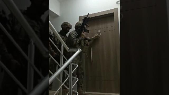 Aç kapıyı polis ! Aç kapıyı polis !