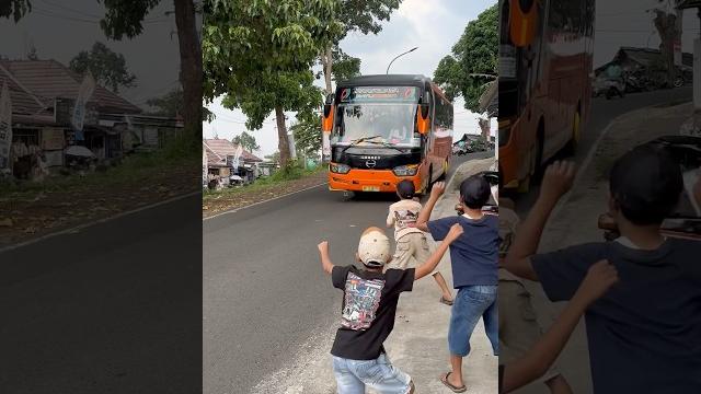 Telolet basuri bus ratu bocor #teloletbasuri #busmania #basuri Telolet basuri bus ratu bocor #teloletbasuri #busmania #basuri