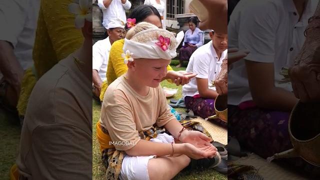 Anak bule bljr tradisi bali #bali #shorts Anak bule bljr tradisi bali #bali #shorts