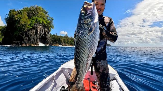 Big fish on a small sketchy boat - hawaii living Big fish on a small sketchy boat - hawaii living