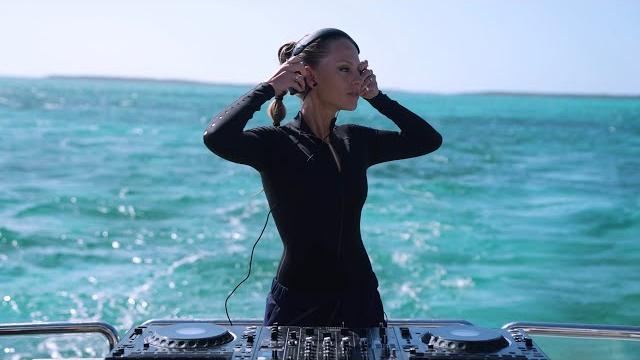 Nora en pure - purified 300 | exumas, bahamas Nora en pure - purified 300 | exumas, bahamas