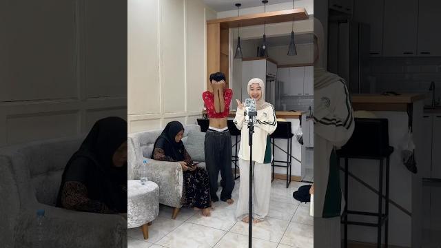 Pake baju sesad didepan mamahhampir dilempar botol Pake baju sesad didepan mamahhampir dilempar botol