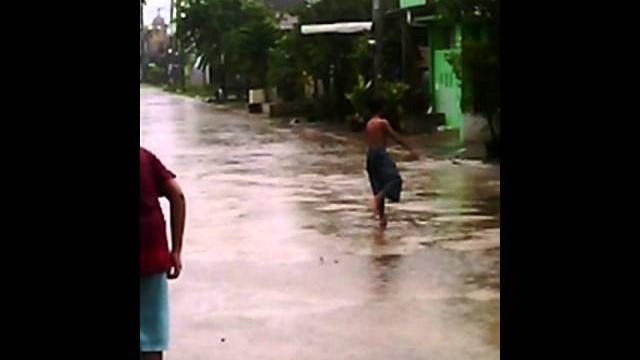 Abg mandi ujan Abg mandi ujan