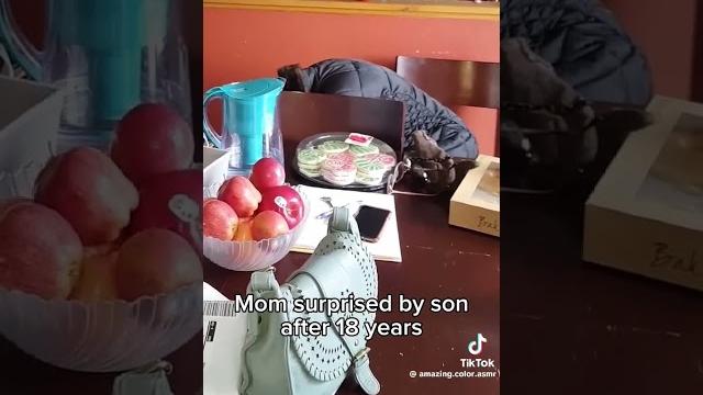 Mom was surprised by her son after 18 years, sooo long Mom was surprised by her son after 18 years, sooo long
