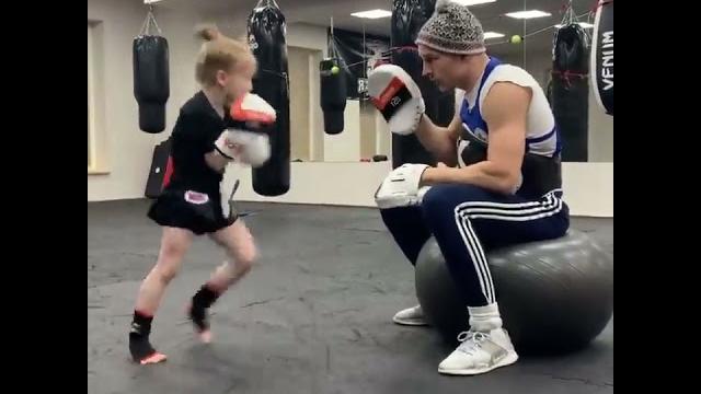 Incredible boxing skills by a little girl - 1286673-2 Incredible boxing skills by a little girl - 1286673-2
