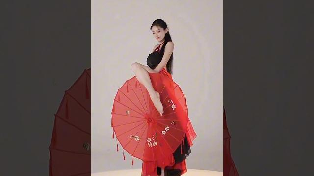 腿上滚伞行不行呀?#古典舞 #春不晚 #吴谨言腰上滚伞 #国风古韵 腿上滚伞行不行呀?#古典舞 #春不晚 #吴谨言腰上滚伞 #国风古韵