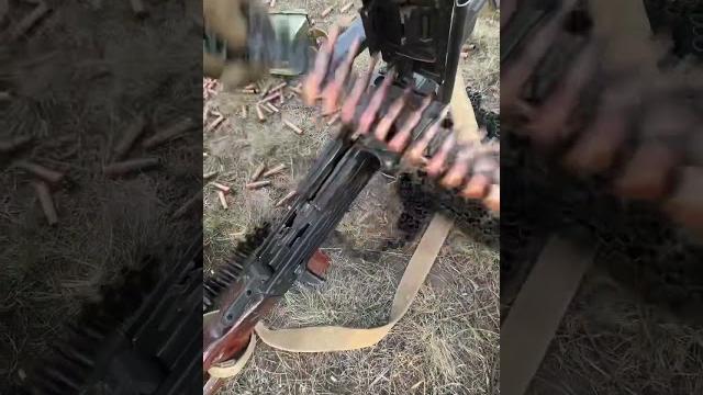 Устранение задержки при стрельбе из пулемета калашникова #маратсутаев #пулемет #shorts Устранение задержки при стрельбе из пулемета калашникова #маратсутаев #пулемет #shorts