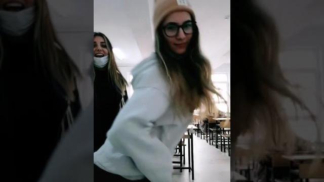 Liseli kızlar sınıfta twerk yapıyor Liseli kızlar sınıfta twerk yapıyor