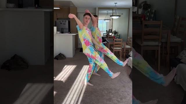 Twins doing a viral dance #shorts Twins doing a viral dance #shorts