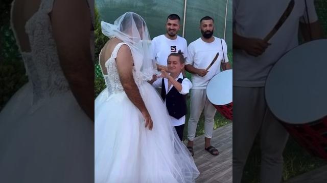 Küçük damat.büyük geli̇n. Küçük damat.büyük geli̇n.