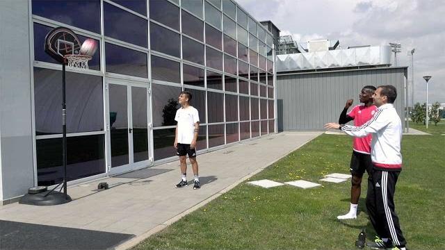 Juventus shot challenge: allegri vs pogba - basketball edition Juventus shot challenge: allegri vs pogba - basketball edition