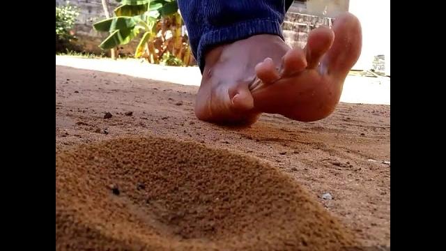 Feet crush Feet crush