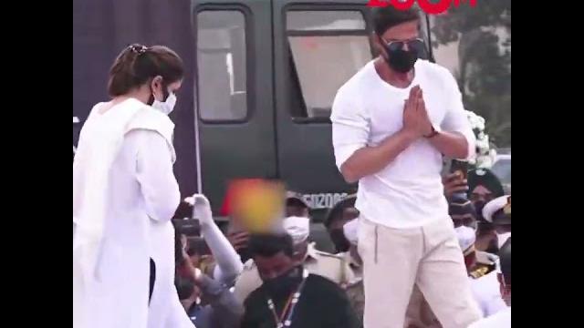 Shah rukh khan pays his last respect at lata mangeshkar's funeral | #shorts #shahrukhkhan Shah rukh khan pays his last respect at lata mangeshkar's funeral | #shorts #shahrukhkhan