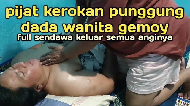 Kerokan dan pijat punggung wanita gemoy Kerokan dan pijat punggung wanita gemoy