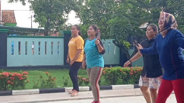 Senam ciri khas ibu sekdes yohana Senam ciri khas ibu sekdes yohana