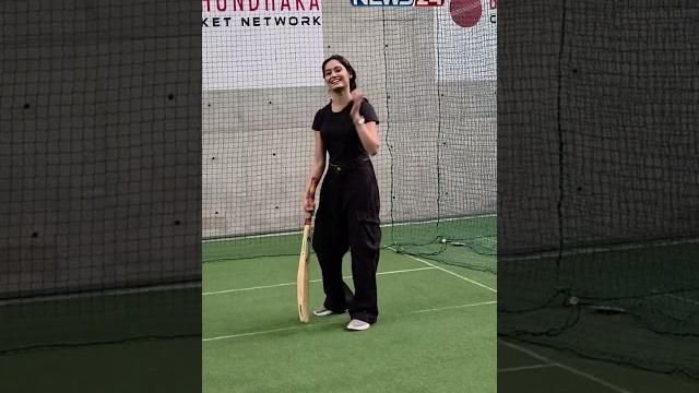ব্যাটিং শিখছেন অভিনেত্রী সায়রা | news24 ব্যাটিং শিখছেন অভিনেত্রী সায়রা | news24