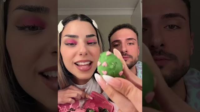 Doğum günü pinyatayı kırıyoruz Doğum günü pinyatayı kırıyoruz