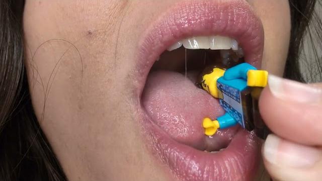 Lego man likes lips Lego man likes lips