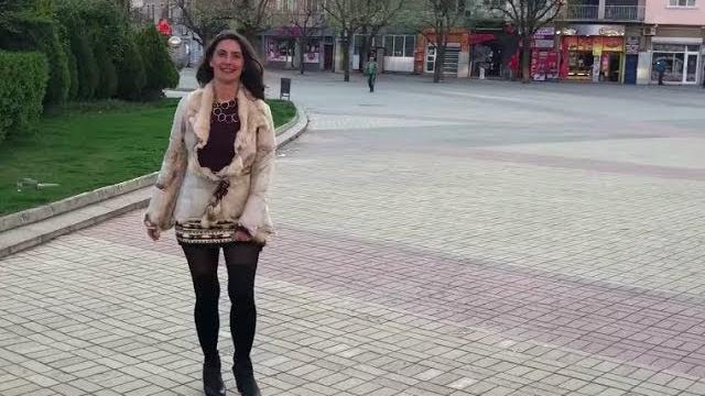 Tsetsi's bulgarian folk music dance in city center. цеци играе българско хоро! नदी नृत्य Tsetsi's bulgarian folk music dance in city center. цеци играе българско хоро! नदी नृत्य
