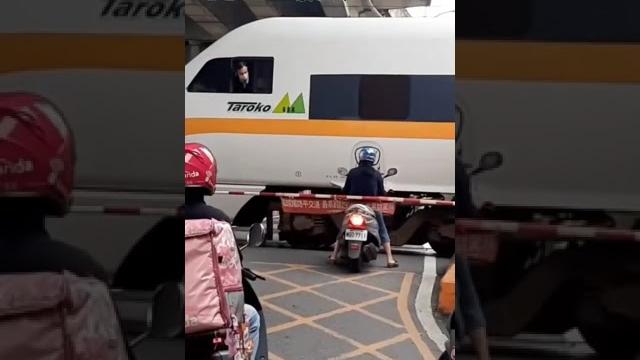 阿姨:「我早就停在這了,撞倒我是你的錯捏」 阿姨:「我早就停在這了,撞倒我是你的錯捏」