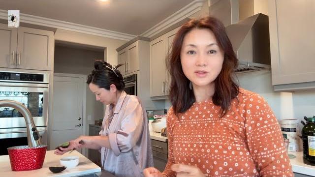 【美国医生中国妻】两个家庭主妇一起制作美食,让外国老公享受中餐的美味……may 21, 2025 【美国医生中国妻】两个家庭主妇一起制作美食,让外国老公享受中餐的美味……may 21, 2025