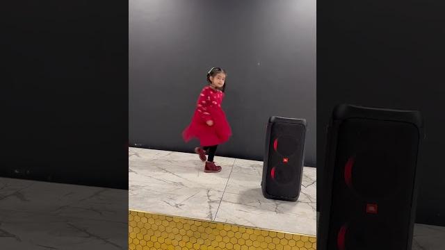 Ayla’s cute dance Ayla’s cute dance