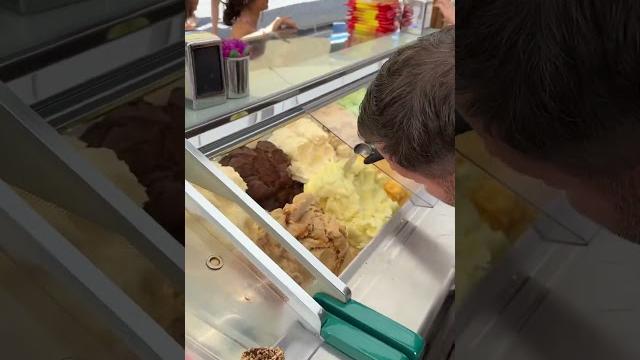 Alaçatı’da selanik pastanesi bir top dondurma 35₺ Alaçatı’da selanik pastanesi bir top dondurma 35₺