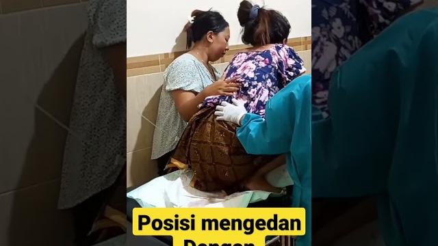 Posisi jongkok saat mengedan Posisi jongkok saat mengedan