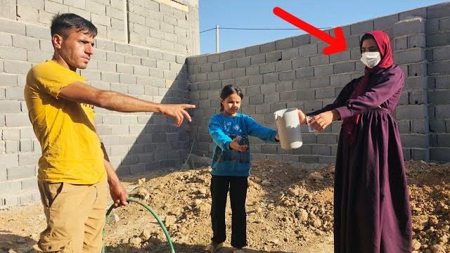 The neighbor's daughter's solidarity with majid and his children in the absence of mahtab The neighbor's daughter's solidarity with majid and his children in the absence of mahtab