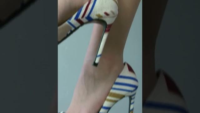 如果不太合脚的话,就会容易掉鞋,但这款高跟鞋设计真的很漂亮 如果不太合脚的话,就会容易掉鞋,但这款高跟鞋设计真的很漂亮